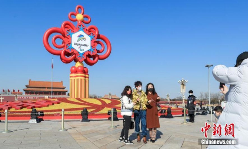 Leaps, the emblem for the Beijing 2022 Paralympic Winter Games, is installed on Tiananmen Square in Beijing, Feb. 24, 2022.(Photo:China News Service) 