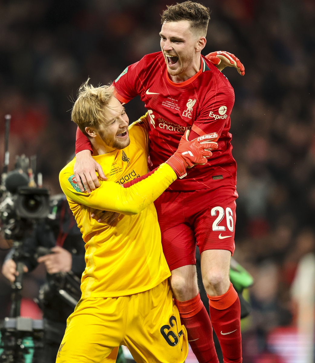 Caoimhin Kelleher (left) and Andy Robertson of Liverpool celebrate after their side's win against Chelsea on February 27, 2022 in London, England. Photo: VCG
