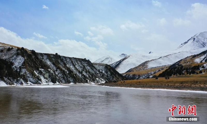 Photo shows snow covered Sanjiangyuan National Park in Yushu, Tibetan autonomous prefecture of Northwest China's Qinghai Province, Feb. 27, 2022. Sanjiangyuan, meaning the source of three rivers, is home to the headwaters of the Yangtze, Yellow and Lancang rivers. (Photo: China News Service/Ma Mingyan)