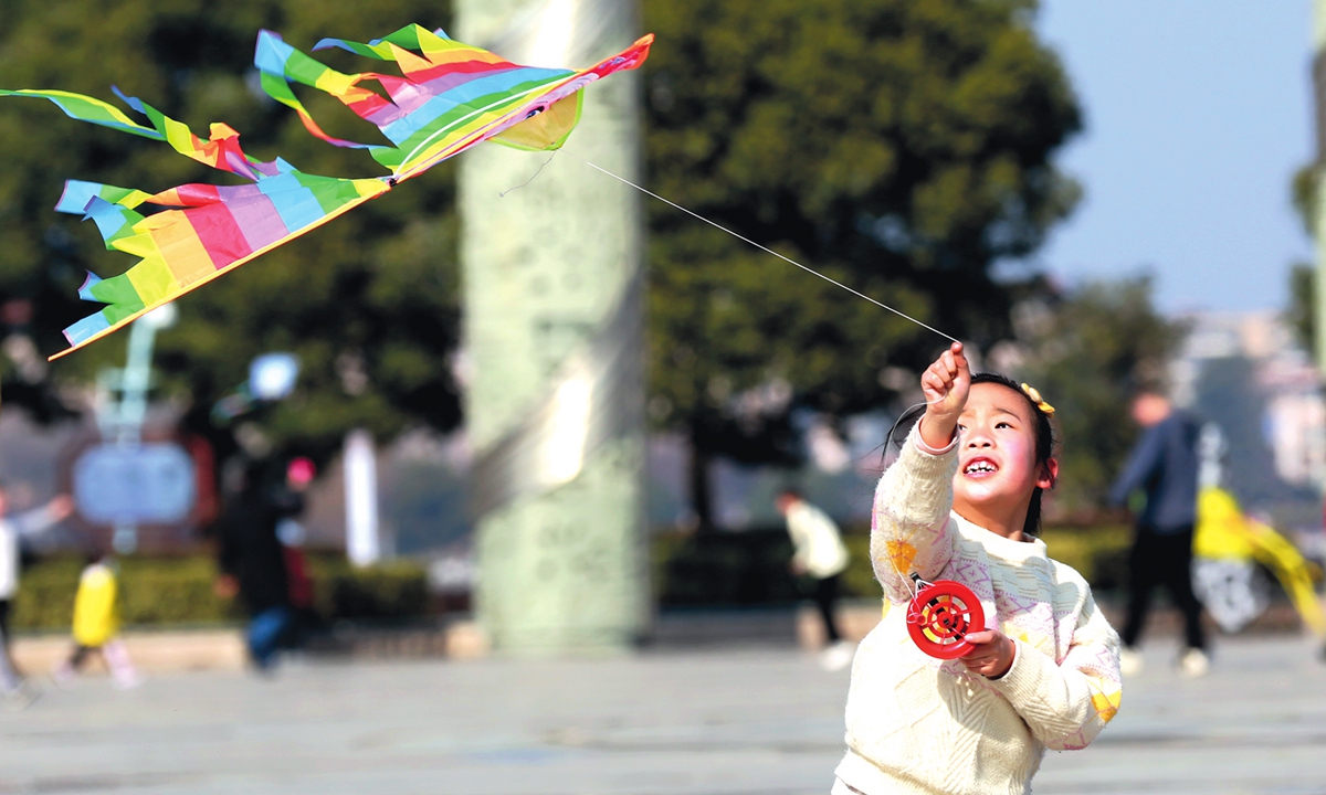 Parents fly kites with their children at Wanjiang Park in Anqing city, East China's Anhui Province, on February 26, 2022. Photo: IC