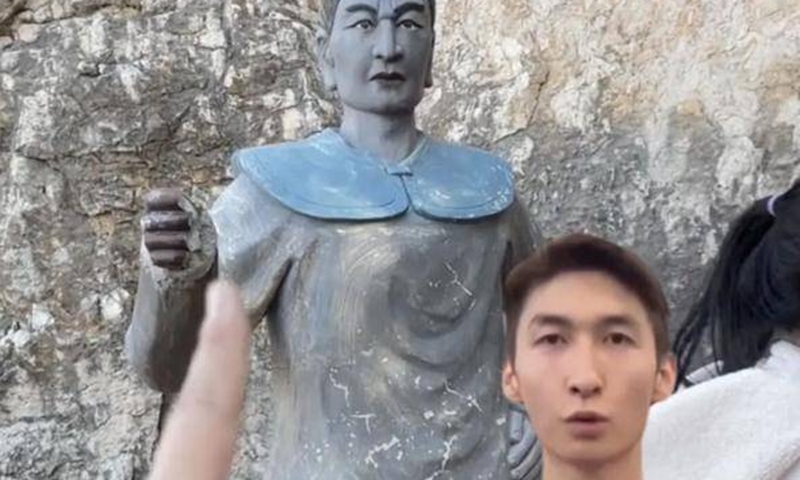The stone statue with Wu Dajing's photo on the side. Screenshot of Qilu Evening News