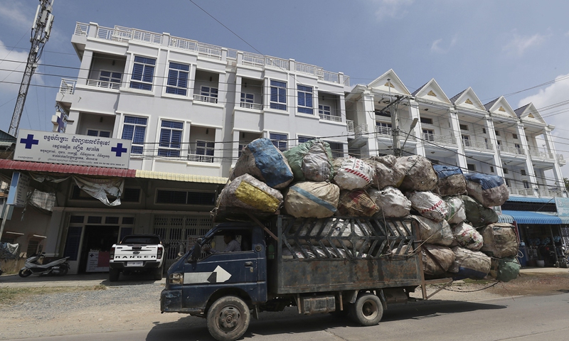A truck overloaded with scrap materials passes by on a street on the outskirts of Phnom Penh, Cambodia, on February 21, 2022.Photo: VCG