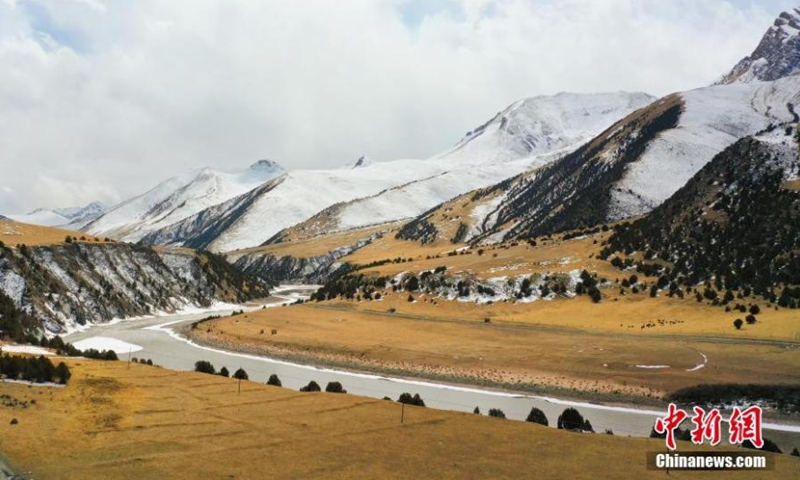 Photo shows snow covered Sanjiangyuan National Park in Yushu, Tibetan autonomous prefecture of Northwest China's Qinghai Province, Feb. 27, 2022. Sanjiangyuan, meaning the source of three rivers, is home to the headwaters of the Yangtze, Yellow and Lancang rivers. (Photo: China News Service/Ma Mingyan)