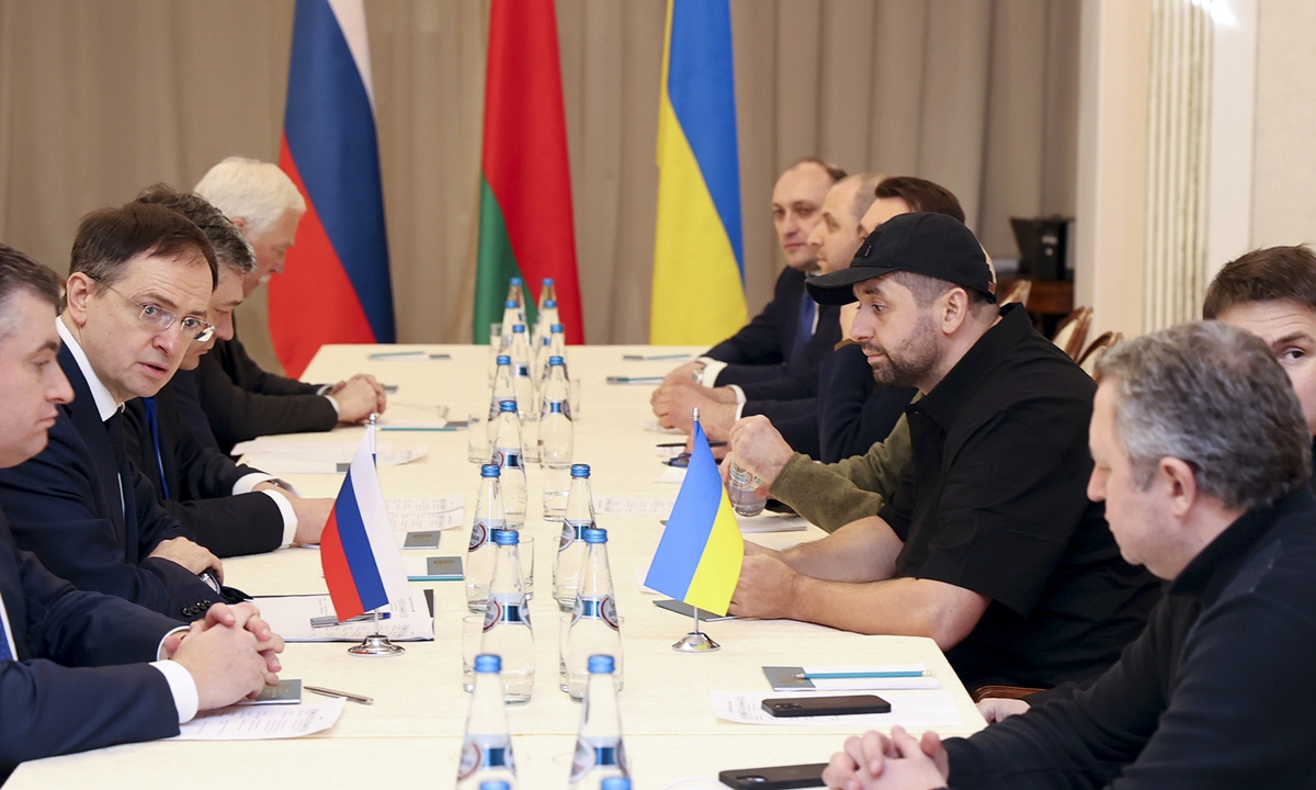 Vladimir Medinsky, (second left) head of the Russian delegation, and Davyd Arakhamia, (third right) faction leader of the Servant of the People party in the Ukrainian Parliament, attend peace talks in Gomel region, Belarus, Monday, Feb. 28, 2022. Photo: AFP