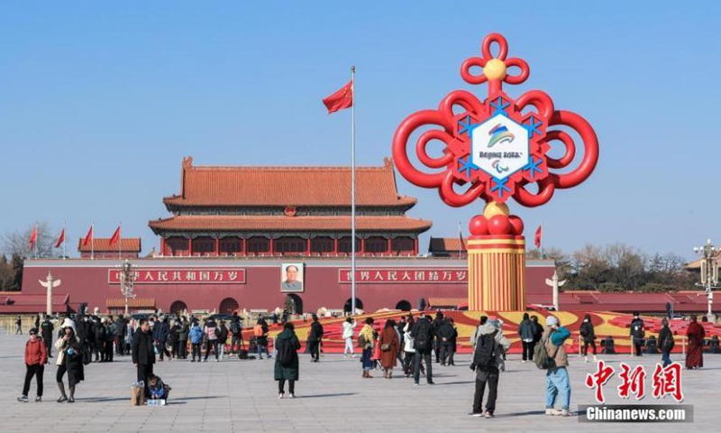 Leaps, the emblem for the Beijing 2022 Paralympic Winter Games, is installed on Tiananmen Square in Beijing, Feb. 24, 2022.(Photo:China News Service)
