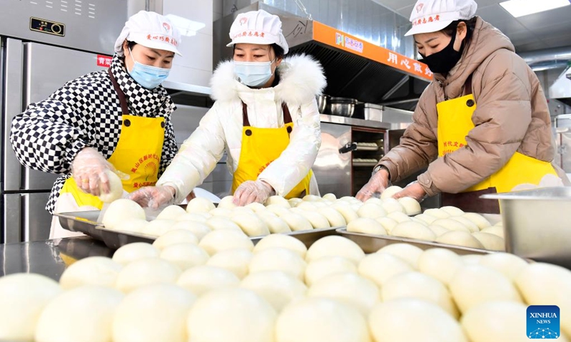Volunteers prepare lunch at a community care center for the elderly in Lanshan District, Rizhao, east China's Shandong Province, Feb. 27, 2022. Lanshan District of Rizhao City has set up care centers since 2021, providing assistance and care to the elderly people over 60 years old.(Photo: Xinhua)