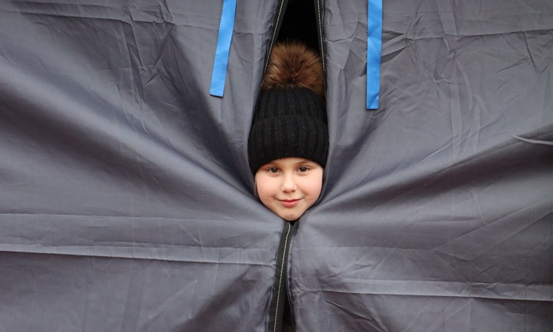 Photo taken on Feb. 27, 2022 shows a child in Siret, Romania. Recently, a large number of Ukrainian people have arrived at the borders with Romania.(Photo: Xinhua)