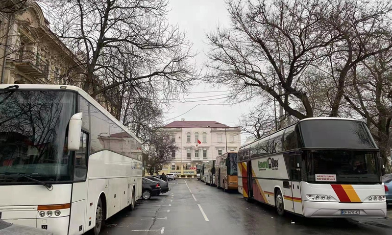 Buses are arranged to pick up Chinese students in Odessa, Ukraine and send them to neighboring countries.Photo: the Chinese Consulate General in Odessa.