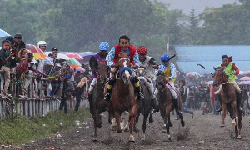 Child jockeys compete during a traditional horse racing competition at Takengon in Aceh, Indonesia, Feb. 27, 2022.(Photo: Xinhua)