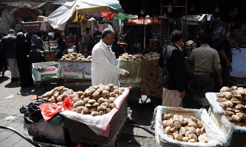 Yemenis buy bread on a street of Sanaa, Yemen's capital on Feb. 27, 2022.(Photo: Xinhua)