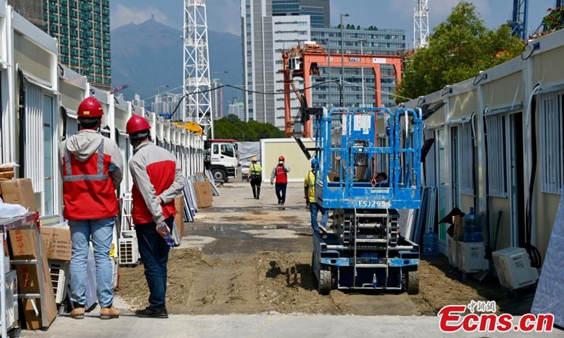Photo shows staff members working on the construction site of the community isolation facility in Tsing Yi, the Hong Kong Special Administrative Region, Feb. 28, 2022. (Photo: China News Service/Li Zhihua)