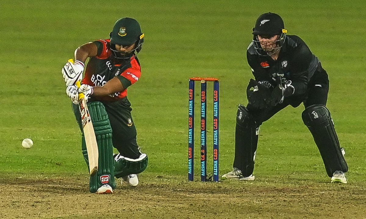 Bangladesh's Shamim Hossain plays a shot as New Zealand's wicketkeeper Tom Latham during the fifth and final Twenty20 international cricket match between Bangladesh and New Zealand at the Sher-e-Bangla National Cricket Stadium in Dhaka on September 10, 2021. Photo: IC