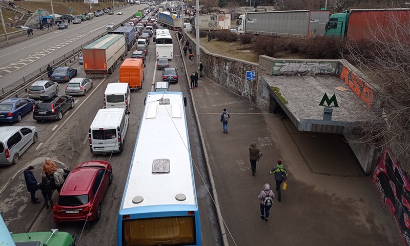 Photo taken on Feb. 24, 2022 shows long lines of vehicles heading out of the city in Kiev, Ukraine.(Photo: Xinhua)