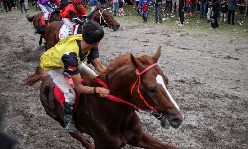Child jockeys compete during a traditional horse racing competition at Takengon in Aceh, Indonesia, Feb. 27, 2022.(Photo: Xinhua)