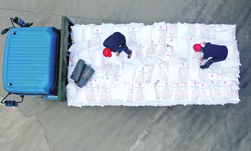 Workers unload bags of chemical fertilizers at a fertilizer factory in Meishan, Southwest China's Sichuan Province on March 2, 2022. The manufacturer has ramped up production to ensure sufficient supplies for spring plowing. Photo: cnsphoto 
