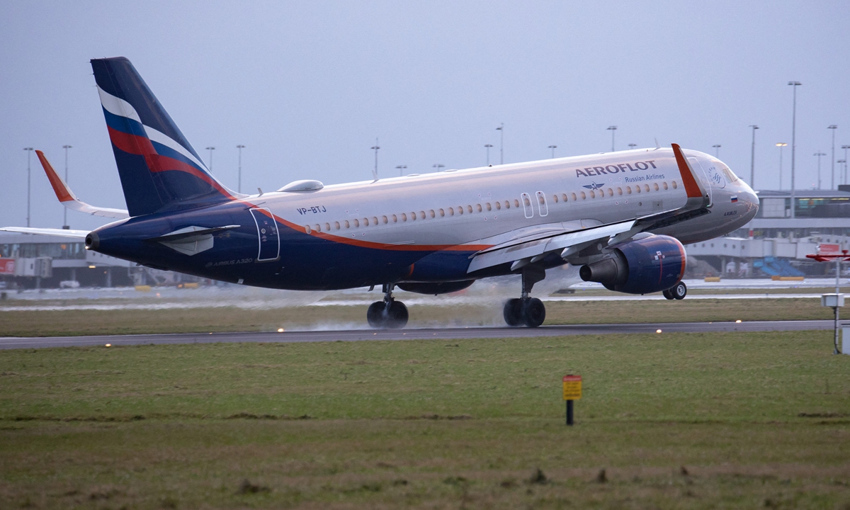 An airplane of Russian carrier Aeroflot is seen landing on the runway at Amsterdam Schiphol Airport on January 5, 2022. Photo: AFP