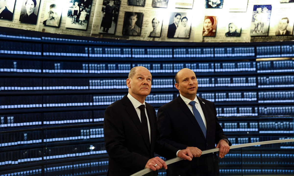German Chancellor Olaf Scholz(left) and Israeli Prime Minister Naftali Bennett visit the Hall of Names at Yad Vashem World Holocaust Remembrance museum in Jerusalem during a state visit on March 2, 2022. Photo: AFP