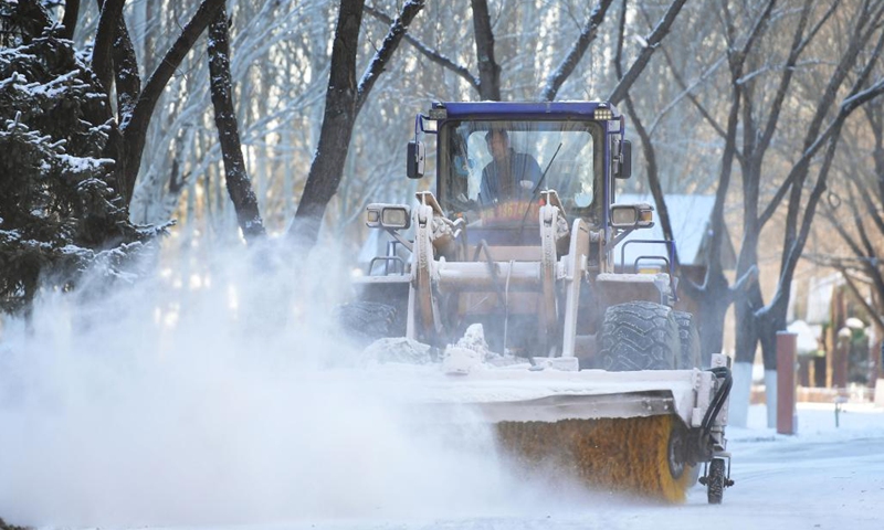 A staff worker clears snow at the Olympic Park in Shenyang, northeast China's Liaoning Province, March 1, 2022.(Photo: Xinhua)