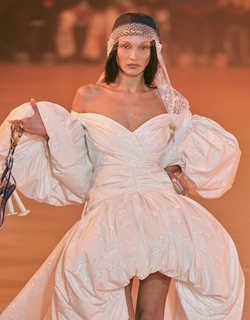 A model walk the runway during the Fall/Winter Paris Fashion Week on March 1, 2022 in Paris, France. Photo: IC