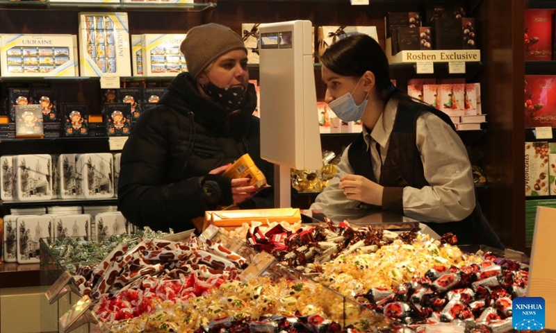 A citizen shops at a store in Lviv, Ukraine, March 1, 2022.Photo:Xinhua