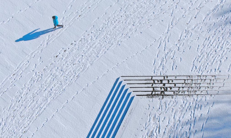 Aerial photo taken on March 1, 2022 shows a citizen walking on the bank of Hunhe River after snow in Shenyang, northeast China's Liaoning Province.(Photo: Xinhua)