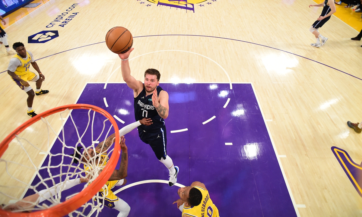 Luka Doncic of the Dallas Mavericks shoots the ball against the Los Angeles Lakers on March 1, 2022 in Los Angeles, California. Photo: VCG