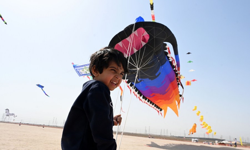 A child flies kites during national holidays in Ahmadi Governorate, Kuwait, on March 2, 2022.(Photo: Xinhua)