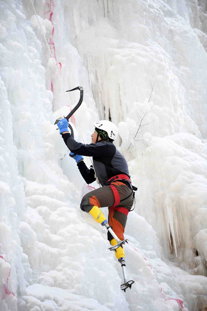 Xia Boyu takes part in an ice climbing event on January 15, 2018 in Beijing. Photo: VCG