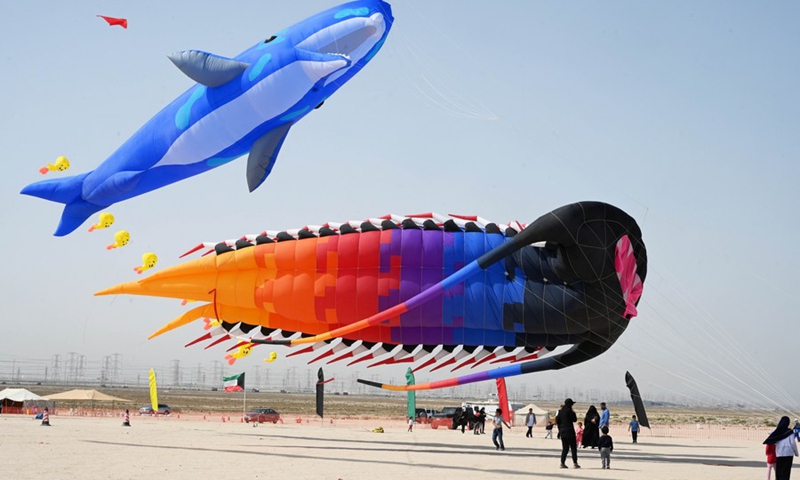 People fly kites during national holidays in Ahmadi Governorate, Kuwait, on March 2, 2022.(Photo: Xinhua)