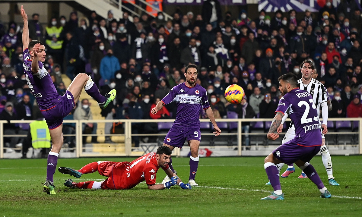 Lorenzo Venuti (No.23) of ACF Fiorentina scores an own goal in the match against Juventus on March 2, 2022 in Florence, Italy. Photo: VCG