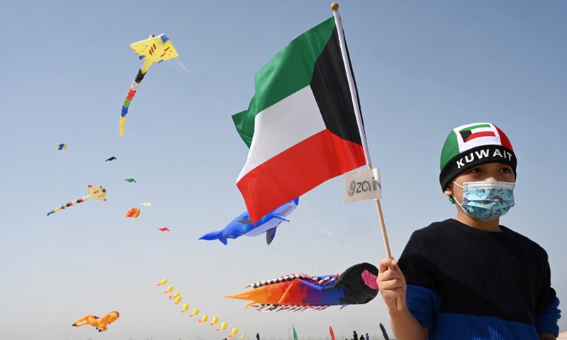 A child watches kites during national holidays in Ahmadi Governorate, Kuwait, on March 2, 2022.(Photo: Xinhua)