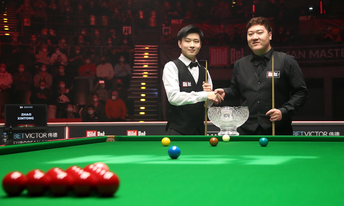 Chinese snooker players Zhao Xintong (left) and Yan Bingtao pose for photos after the final of the 2022 German Masters on January 30, 2022 in Berlin, Germany. Photo: VCG