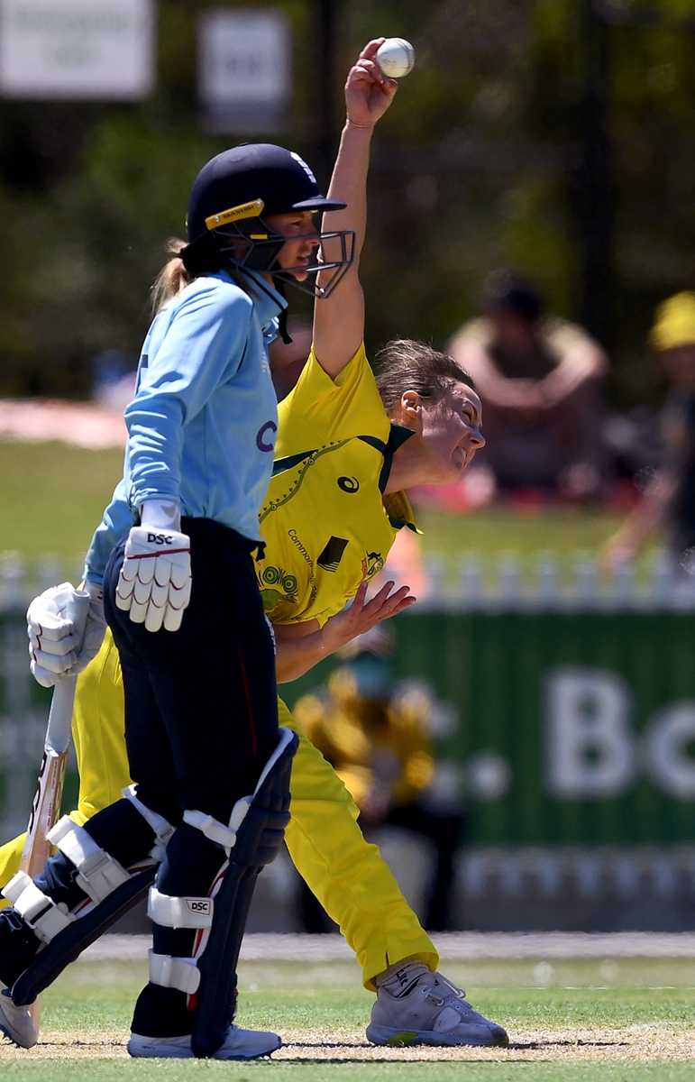 Australia's Ellyse Perry (right) sends down a delivery as England's Danni Wyatt looks on during the women's one-day international cricket match between Australia and England in Melbourne, Australia on February 8, 2022. Photo: AFP