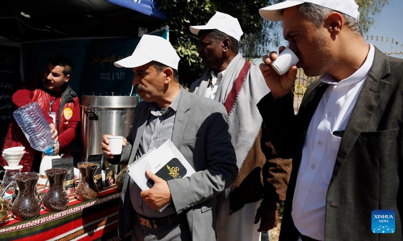 Visitors taste coffee at a booth during a coffee-planting festival in Sanaa, Yemen, March 3, 2022. Photo:Xinhua