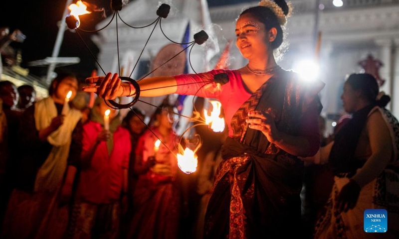 A woman performs a ceremony of lights for world peace in Kathmandu, Nepal, March 2, 2022.(Photo: Xinhua)