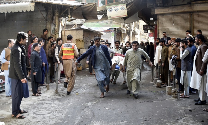 People transfer a victim to a hospital following a blast in Peshawar, Pakistan, on March 4, 2022.(Photo: Xinhua)