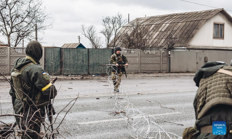 Ukrainian soldiers set up roadblocks in Irpin, Ukraine, on March 4, 2022.Photo:Xinhua