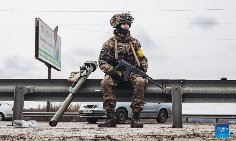 A Ukrainian soldier sits by the road in Irpin, Ukraine, on March 4, 2022.Photo:Xinhua