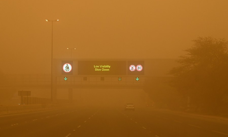 Photo taken on March 4, 2022 shows cars on a road amid heavy dust in Kuwait City, Kuwait. A sandstorm hit Kuwait on Friday.(Photo: Xinhua)