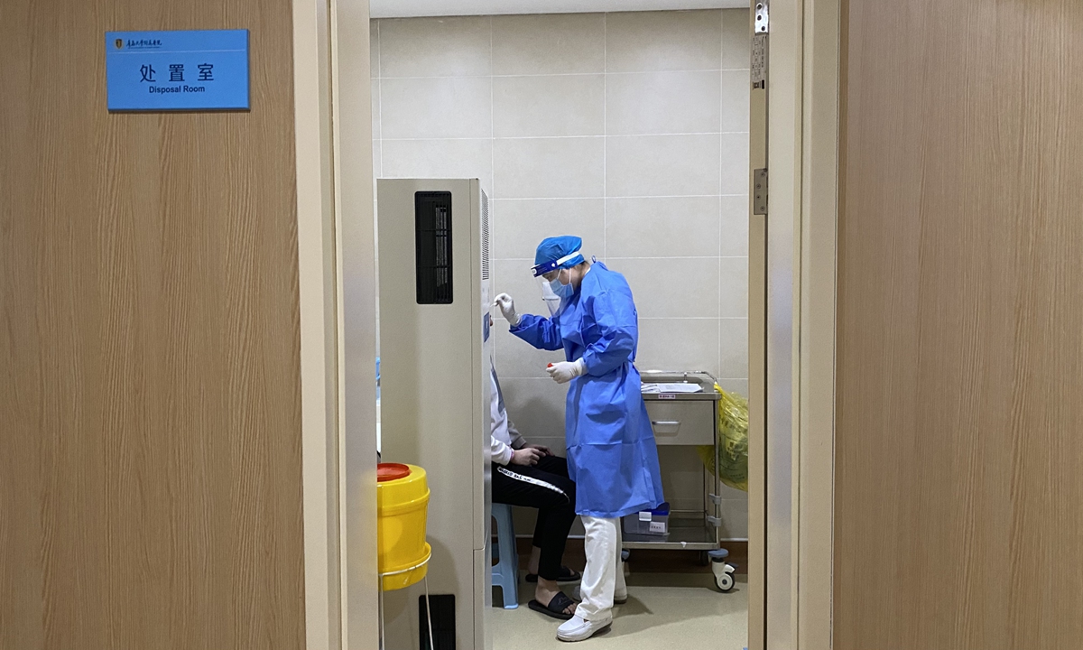 An inpatient receives nucleic acid test at the Affiliated Hospital of Qingdao University in Qingdao, East China's Shandong Province, on March 6, 2022. Photo: VCG