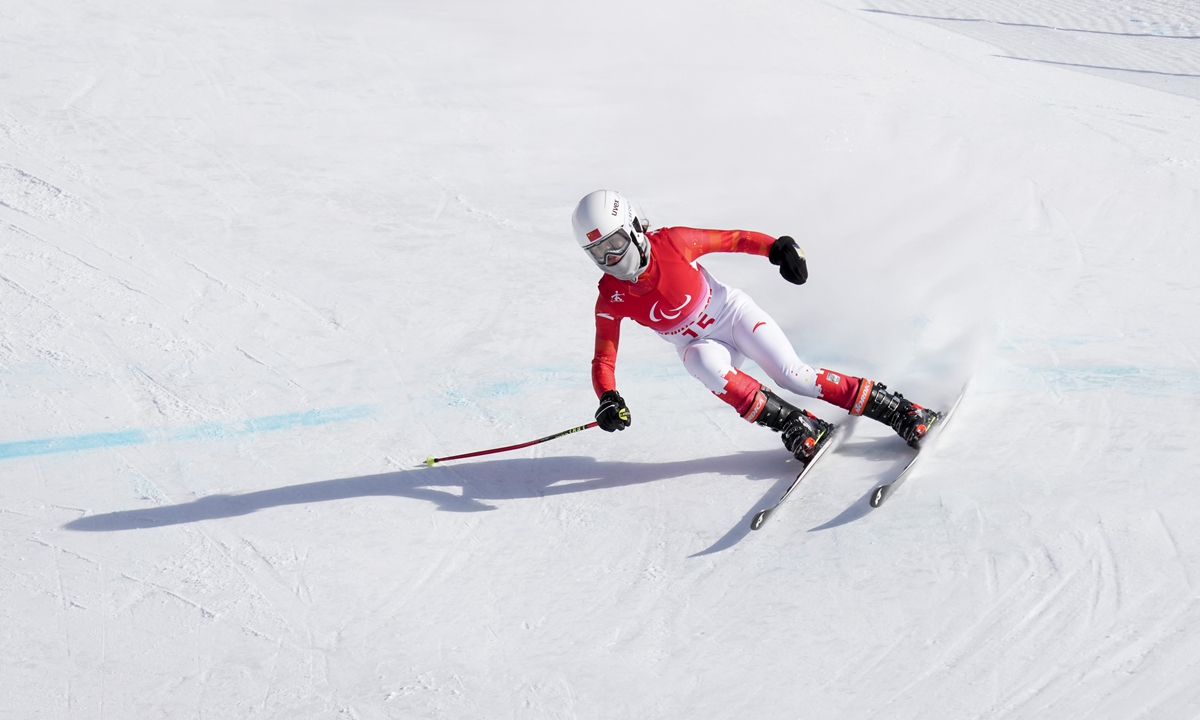 Zhang Mengqiu competes in the women's super-G standing event on March 6, 2022.  Photo: VCG