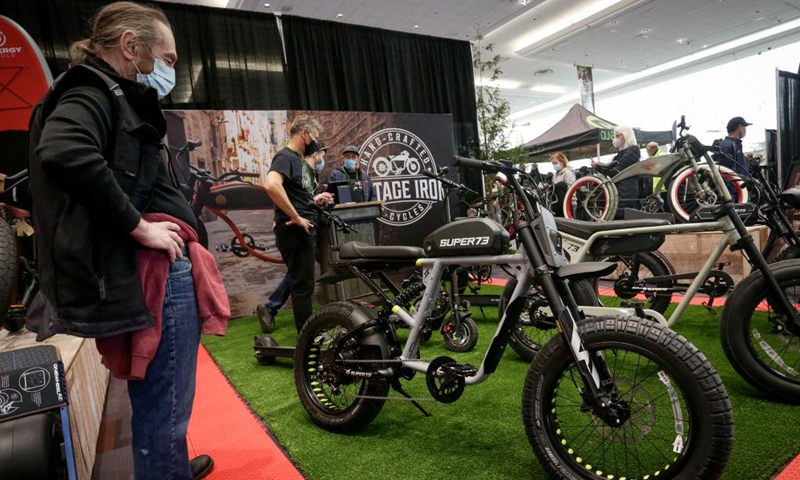 A resident looks at an electric bicycle at the BC Bike Show in Vancouver, British Columbia, Canada, on March 5, 2022.Photo:Xinhua