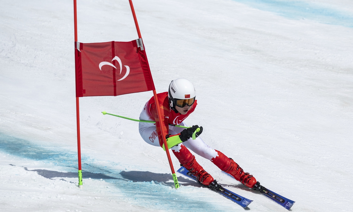 Liang Jingyi competes in the men's super-G standing para alpine skiing at the Yanqing National Alpine Skiing Center on March 6, 2022. Photo: VCG