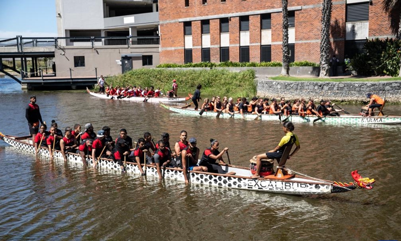 Paddlers prepare to compete in a dragon boat race during Century City Sports Festival in Cape Town, legislative capital of South Africa, on March 5, 2022.Photo:Xinhua