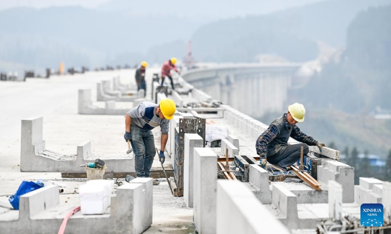 Laborers work at a construction site of the Guiyang-Nanning high-speed railway in southwest China's Guizhou Province, March 6, 2022.(Xinhua/Yang Wenbin)