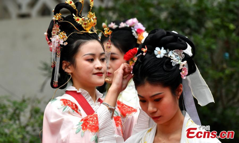 Young women wearing hanfu, the traditional clothing of the Han ethnic group, worship 