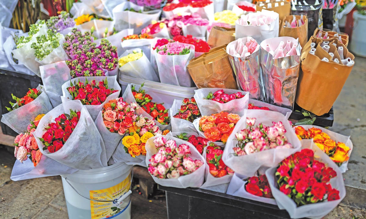 Flower shop owners place bouquets in the front as International Women's Day approaches in Shaoxing, East China's Zhejiang Province, on March 6, 2022. Photo: IC
