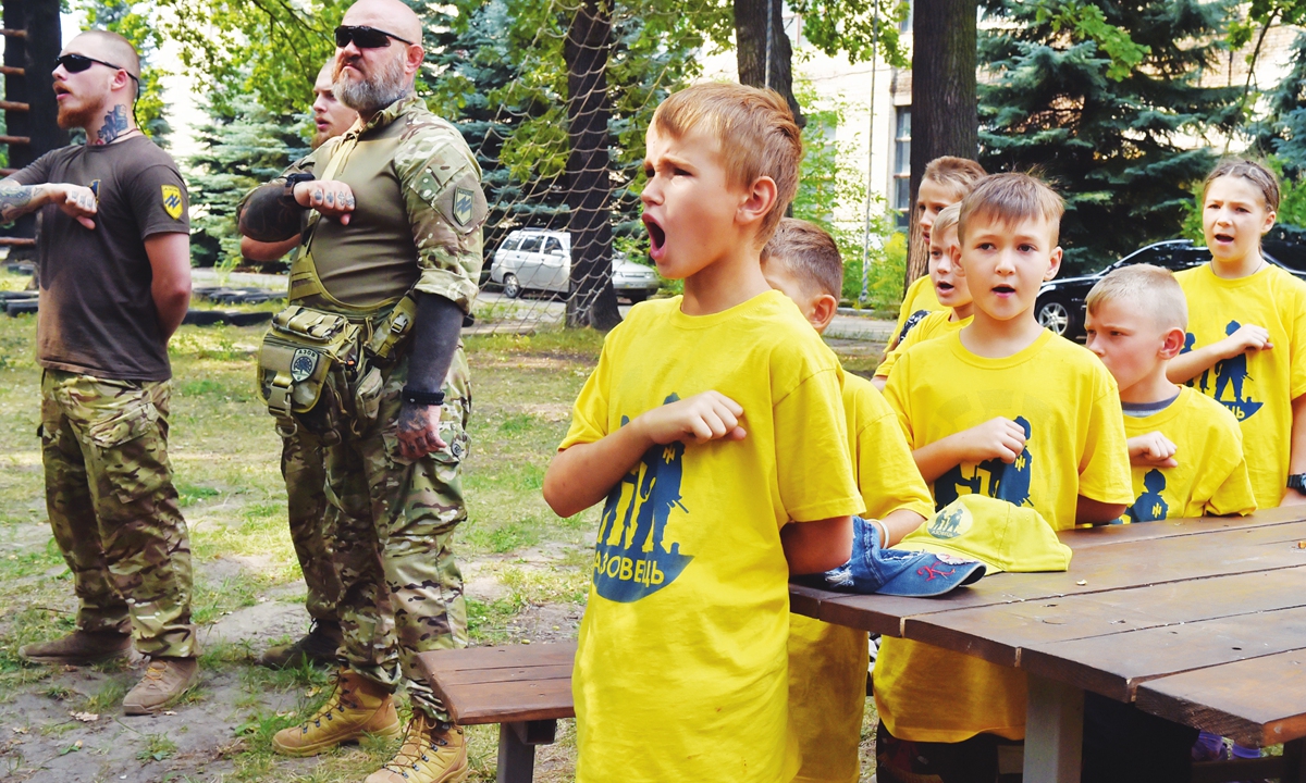 Des enfants en vacances suivent une formation militaire dans une base du bataillon Azov à Kiev le 14 août 2015. Photo : AFP