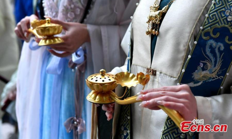 Young women wearing hanfu, the traditional clothing of the Han ethnic group, worship 
