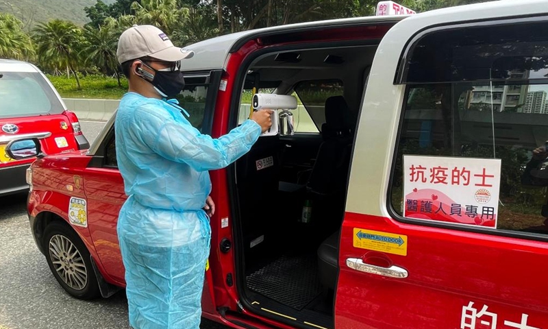 A taxi driver of the anti-epidemic taxi fleet disinfects his vehicle in Hong Kong, south China, March 5, 2022.Photo:Xinhua